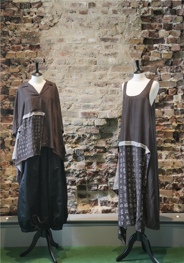 展覽展示的以中國文字為創(chuàng)作靈感的服裝《心經》。主辦方供圖