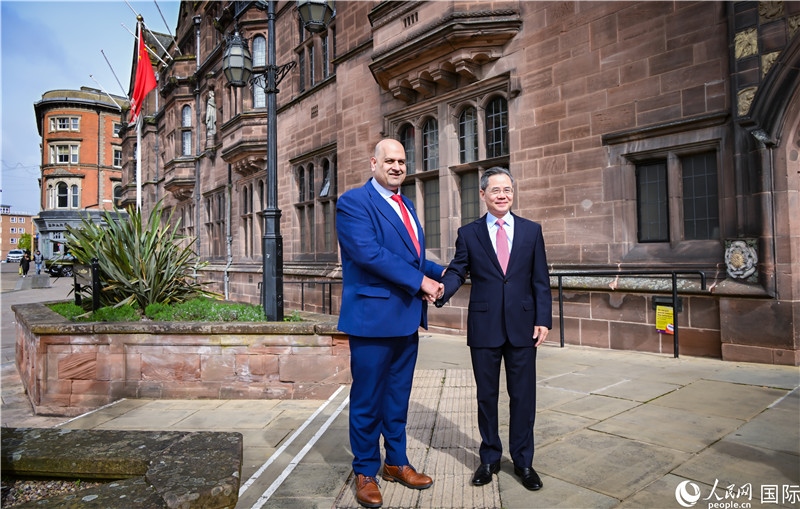 圖為中國(guó)駐英國(guó)大使鄭澤光在考文垂市政廳會(huì)見(jiàn)現(xiàn)場(chǎng)。人民網(wǎng) 郭錦標(biāo)攝