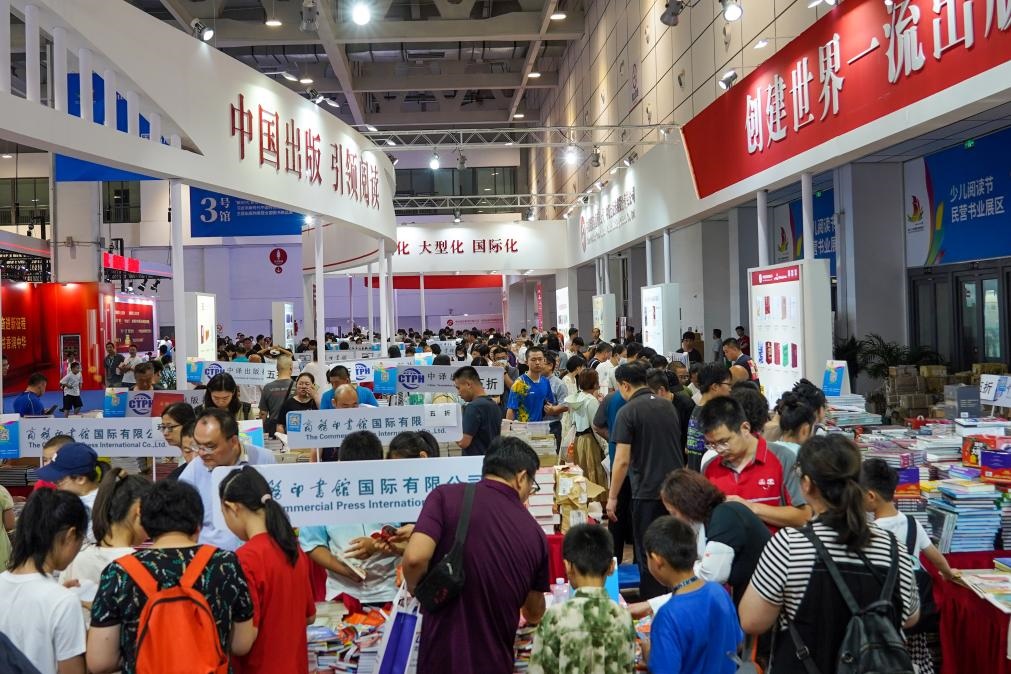 2023年7月31日，在第31屆全國(guó)圖書交易博覽會(huì)上，讀者在閱覽選購(gòu)新書。新華社記者 朱崢 攝