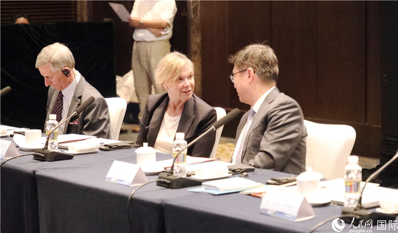 宣介會(huì)上，中外官員親切交談。人民網(wǎng)記者趙益普攝