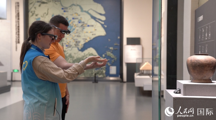 人民網(wǎng)外籍專家在良渚博物院體驗AR眼鏡。人民網(wǎng)記者 袁蒙攝