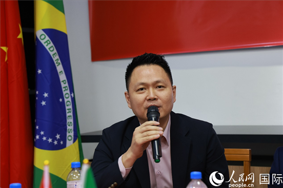 中國駐里約熱內(nèi)盧總領(lǐng)館副總領(lǐng)事王尉育在座談會(huì)上致辭。人民網(wǎng)記者 陳海琪攝