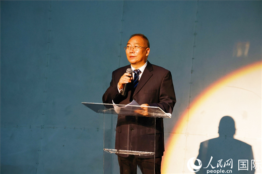 四川省文化和旅游廳副廳長王成平在活動現(xiàn)場進(jìn)行旅游推介。人民網(wǎng)記者 陳海琪攝