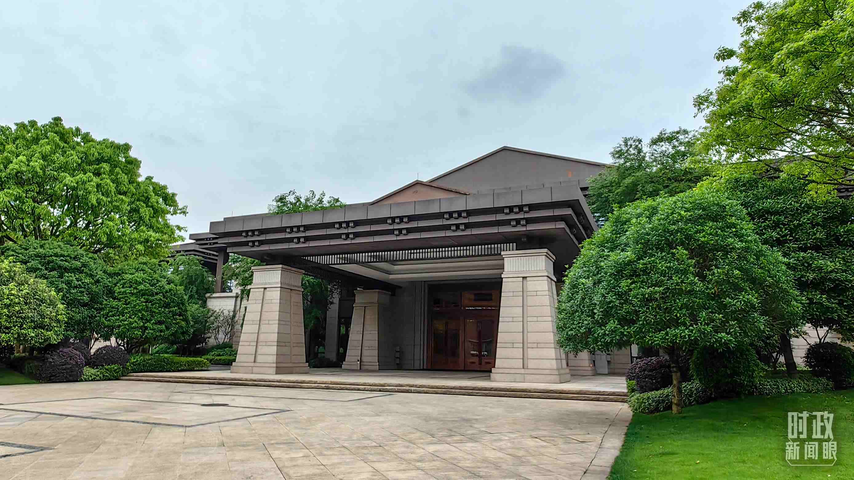 △重慶市渝州賓館，新時(shí)代推動(dòng)西部大開(kāi)發(fā)座談會(huì)在這里召開(kāi)。（總臺(tái)央視記者段德文拍攝）