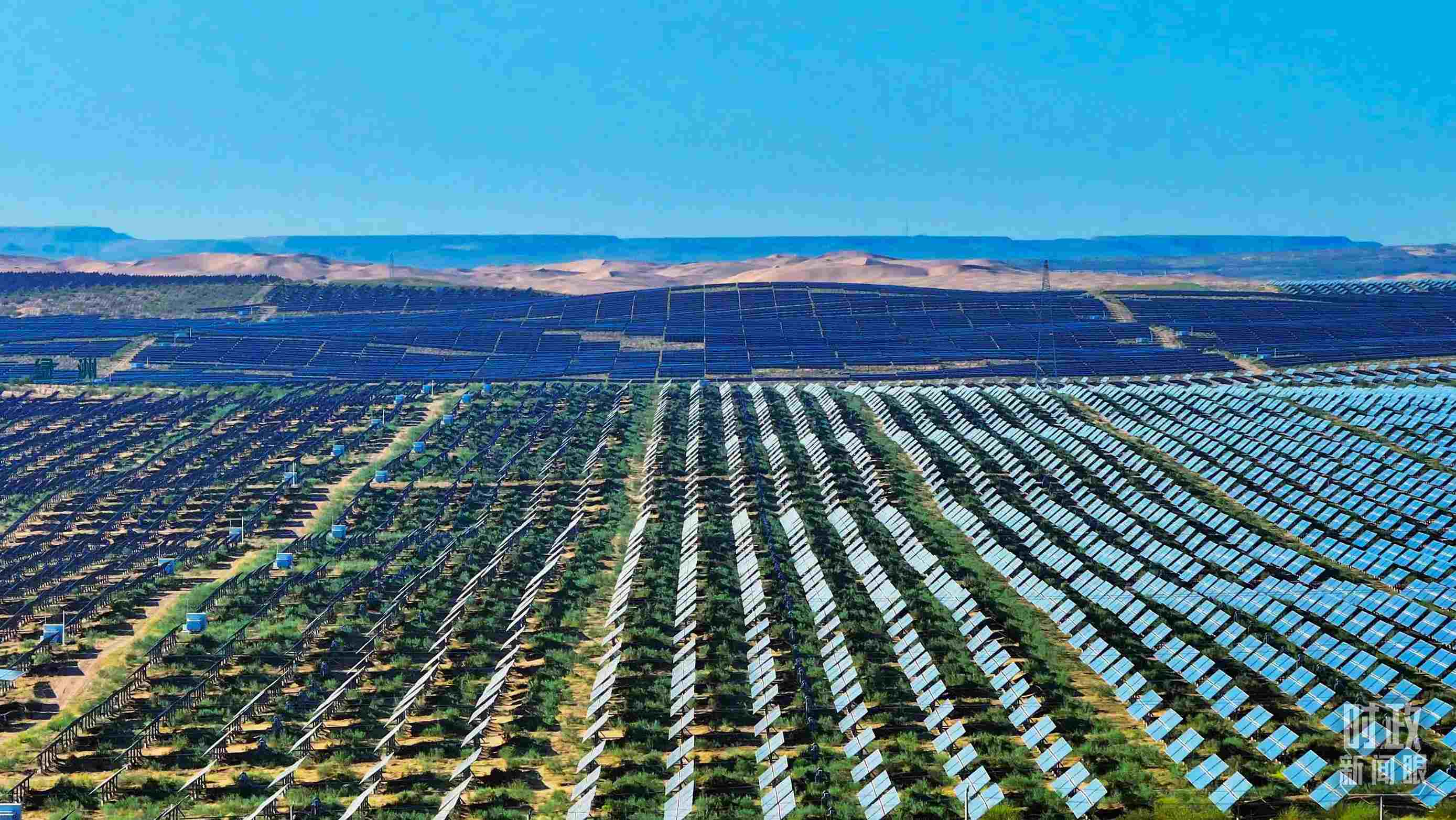 △內(nèi)蒙古鄂爾多斯，庫(kù)布其沙漠新能源基地。（圖/視覺(jué)中國(guó)）