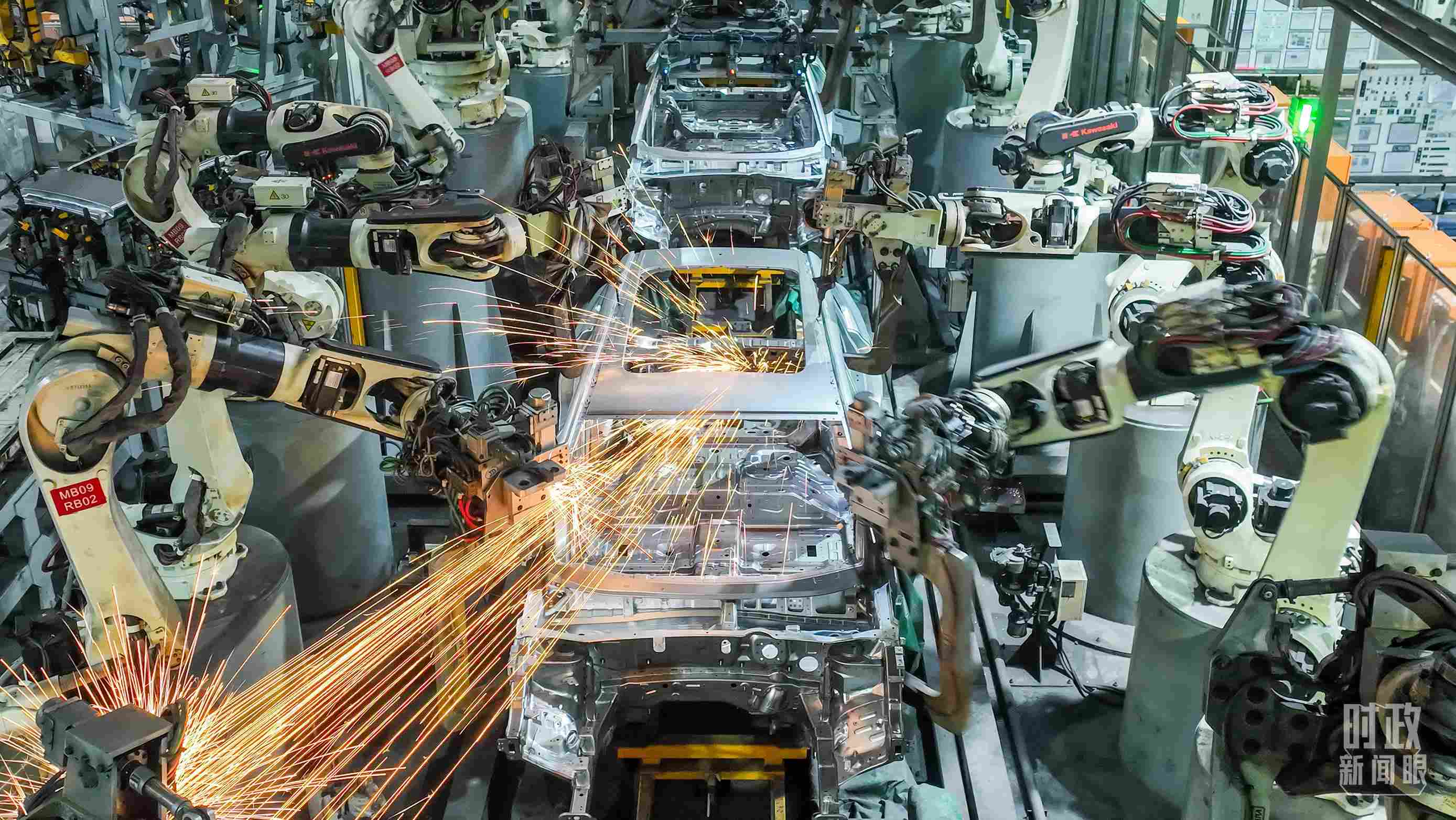  △2024年4月，重慶兩江新區(qū)的一家汽車制造企業(yè)，生產(chǎn)一派繁忙。（圖/視覺(jué)中國(guó)）