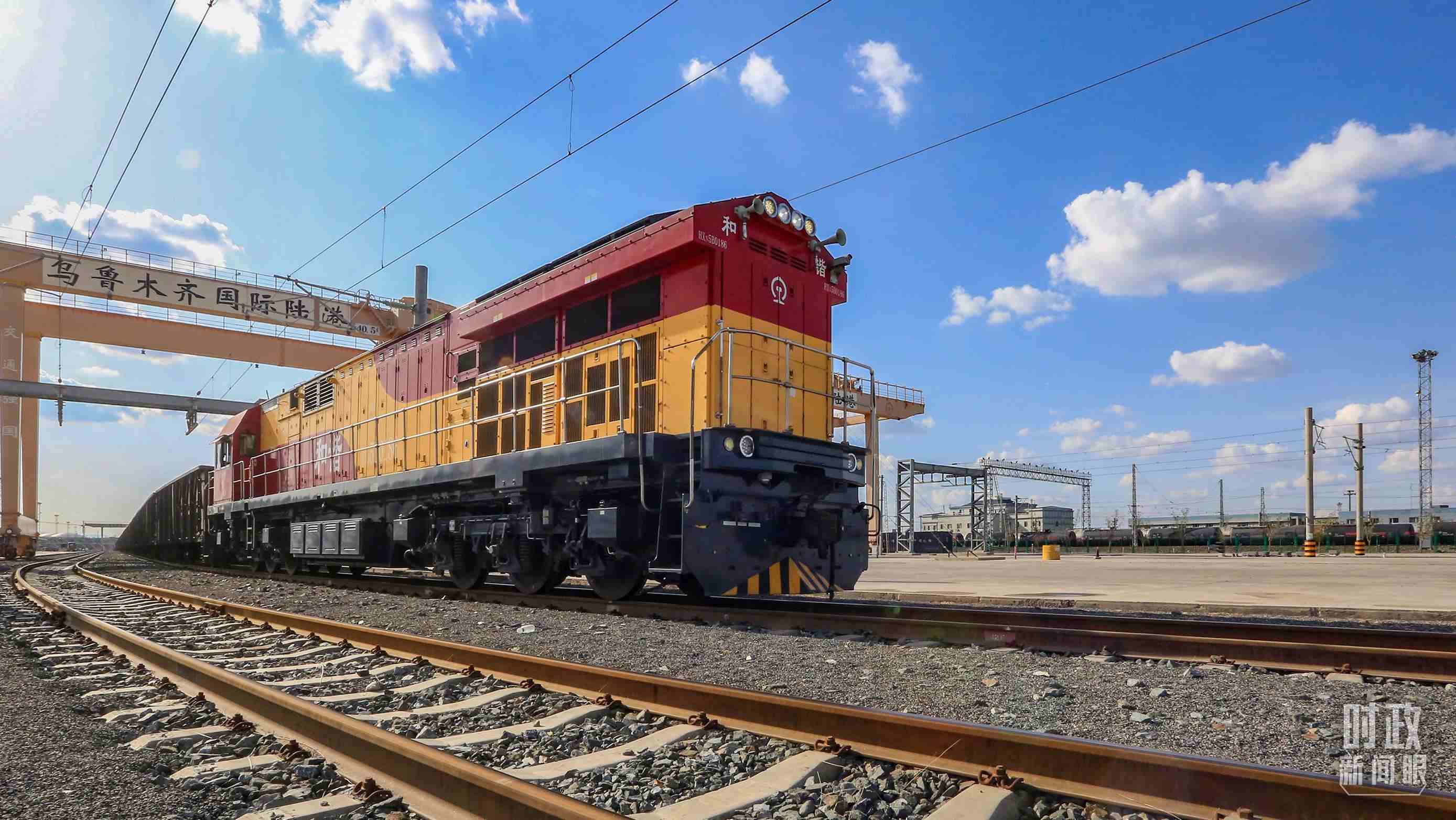 △2024年4月，烏魯木齊國(guó)際陸港區(qū)中歐班列“天山號(hào)”暢行絲路。（圖/視覺(jué)中國(guó)）