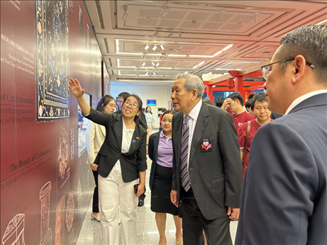 工作人員為泰國前副總理、泰中文化促進委員會主席披尼講解展覽內(nèi)容。中國駐泰國大使館供圖