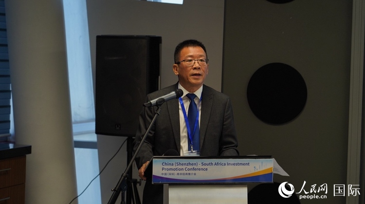 南非中國經(jīng)貿(mào)協(xié)會會長、中國銀行約翰內(nèi)斯堡分行行長張朝陽致辭。人民網(wǎng) 劉暢攝