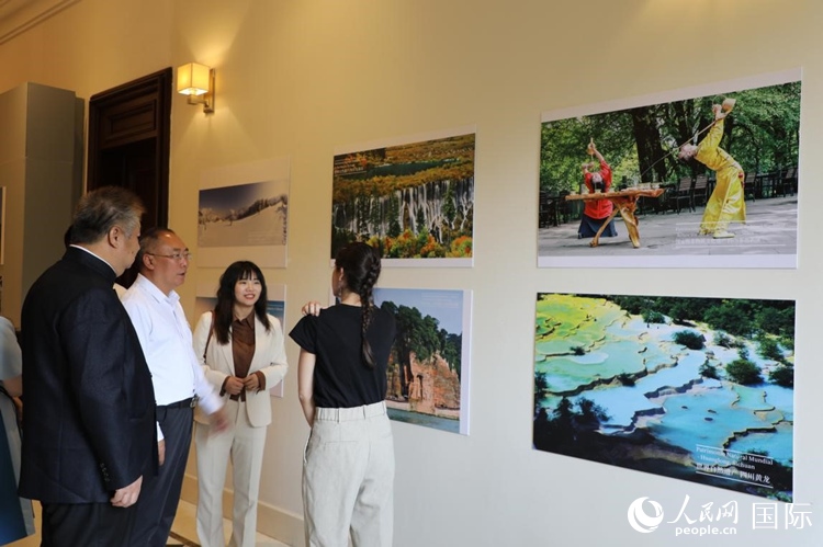 四川省文化和旅游廳副廳長王成平、墨西哥松林文化中心展覽部主任盧西亞·恩里克斯·岡薩雷斯·薩拉維亞、墨西哥中國文化中心主任石岳文參觀圖片展。拍攝者為墨西哥分社外籍雇員埃內(nèi)斯托·多明戈斯