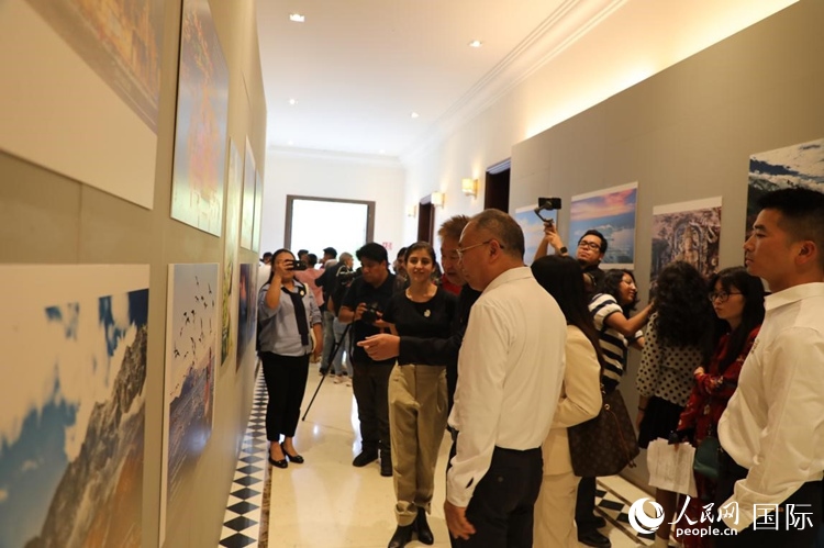 參觀者在圖片展活動(dòng)現(xiàn)場。拍攝者為墨西哥分社外籍雇員埃內(nèi)斯托·多明戈斯