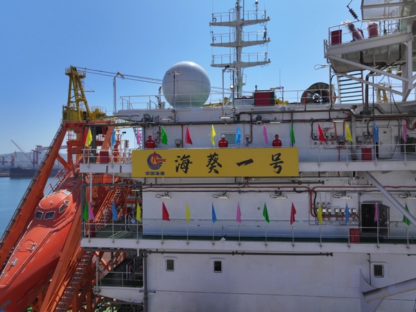 亞洲首艘圓筒型FPSO“?？惶枴苯ㄔ焱旯?。韓慶攝