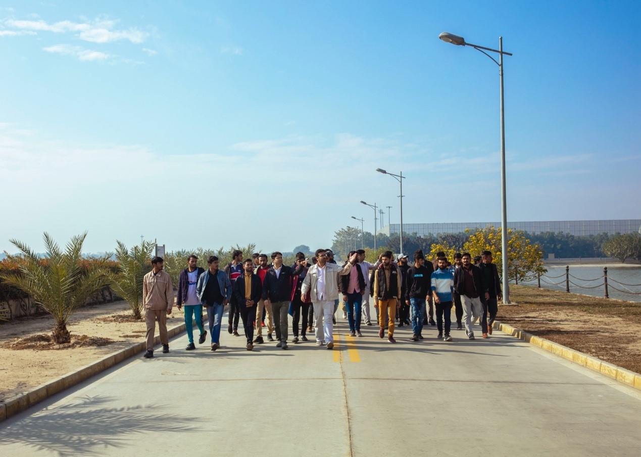 職業(yè)技校學員參觀中巴經(jīng)濟走廊薩希瓦爾電站。中國華能薩希瓦爾電站 供圖