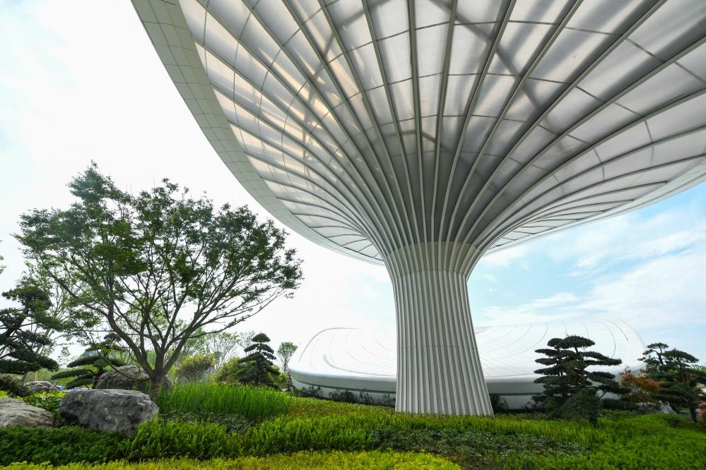 這是2024年4月22日拍攝的成都世園會(huì)主會(huì)場入口處的“芙蓉花”底部，它兼具收集雨水、循環(huán)利用的功能。新華社記者 王曦 攝