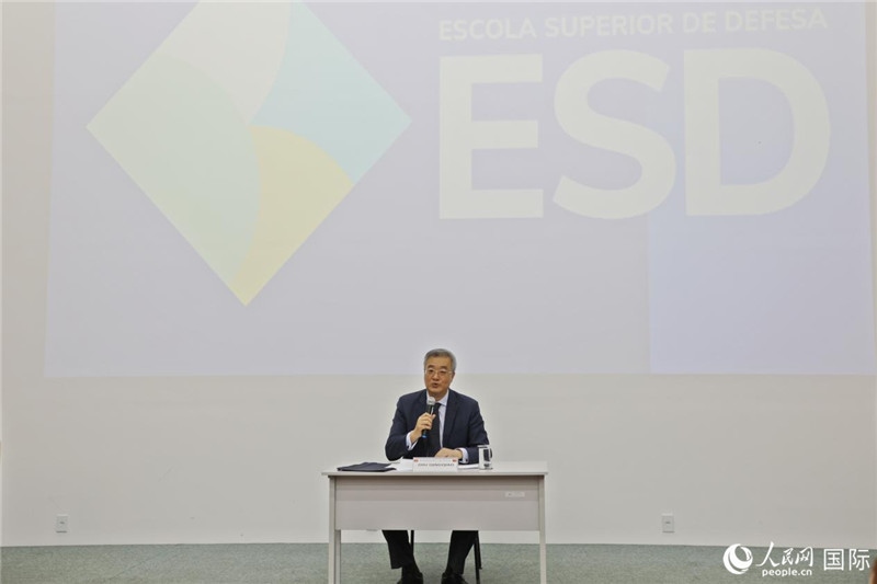 當地時間4月23日，中國駐巴西大使祝青橋應邀在巴西高等防務學院作專題講座，全面介紹中國外交和國防政策、經濟形勢及中巴關系前景。 人民網記者 陳一鳴攝