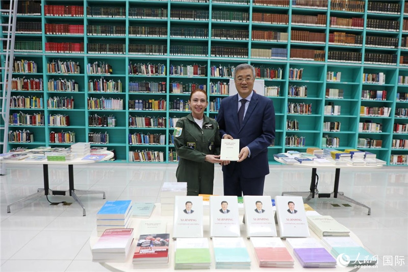 授課后，中國駐巴西大使祝青橋向巴西高等防務學院圖書館捐贈了150本書籍。圖為祝青橋和巴西高等防務學院院長卡拉·利里奧·馬丁斯在圖書捐贈儀式上。 人民網記者 陳一鳴攝