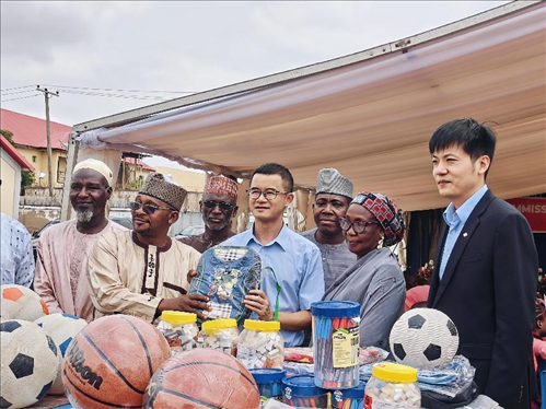 中尼友誼示范校物資捐贈(zèng)。駐尼日利亞使館供圖