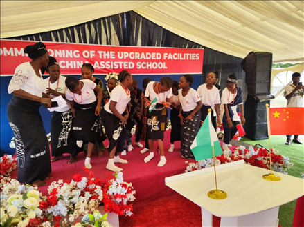 師生們載歌載舞。駐尼日利亞使館供圖