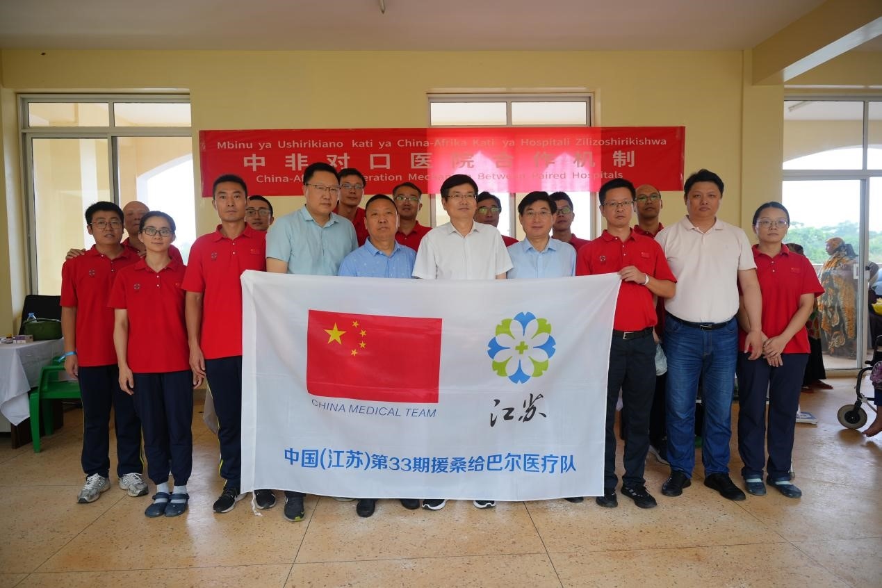 揚州市衛(wèi)健系統(tǒng)代表團和醫(yī)療隊在義診現(xiàn)場合影。中國援桑醫(yī)療隊供圖