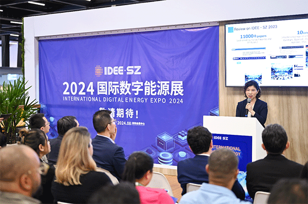 當(dāng)?shù)貢r(shí)間4月26日，深圳市發(fā)展和改革委員會(huì)主任郭子平在巴西圣保羅國(guó)際工程機(jī)械及礦山機(jī)械展上，對(duì)將于今年下半年在深圳市舉辦的2024國(guó)際數(shù)字能源展進(jìn)行了專題推介。 2024國(guó)際數(shù)字能源展組委會(huì)供圖