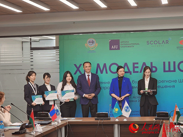 中國代表榮獲“最佳代表”獎。人民網(wǎng)記者 李強(qiáng)攝