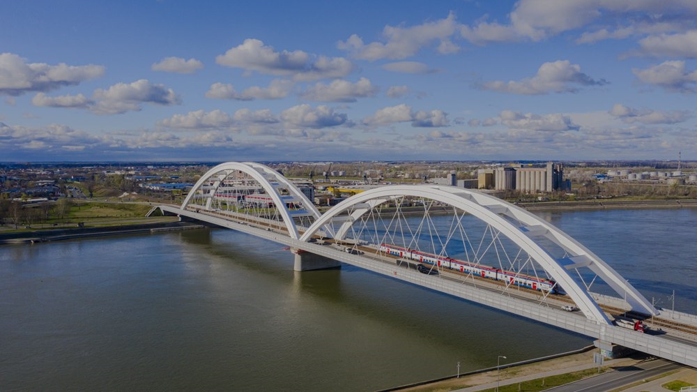 2024年3月12日，一列火車運(yùn)行在匈塞鐵路塞爾維亞境內(nèi)貝諾段諾維薩德多瑙河大橋上（無人機(jī)照片）。新華社發(fā)（任衛(wèi)云攝）