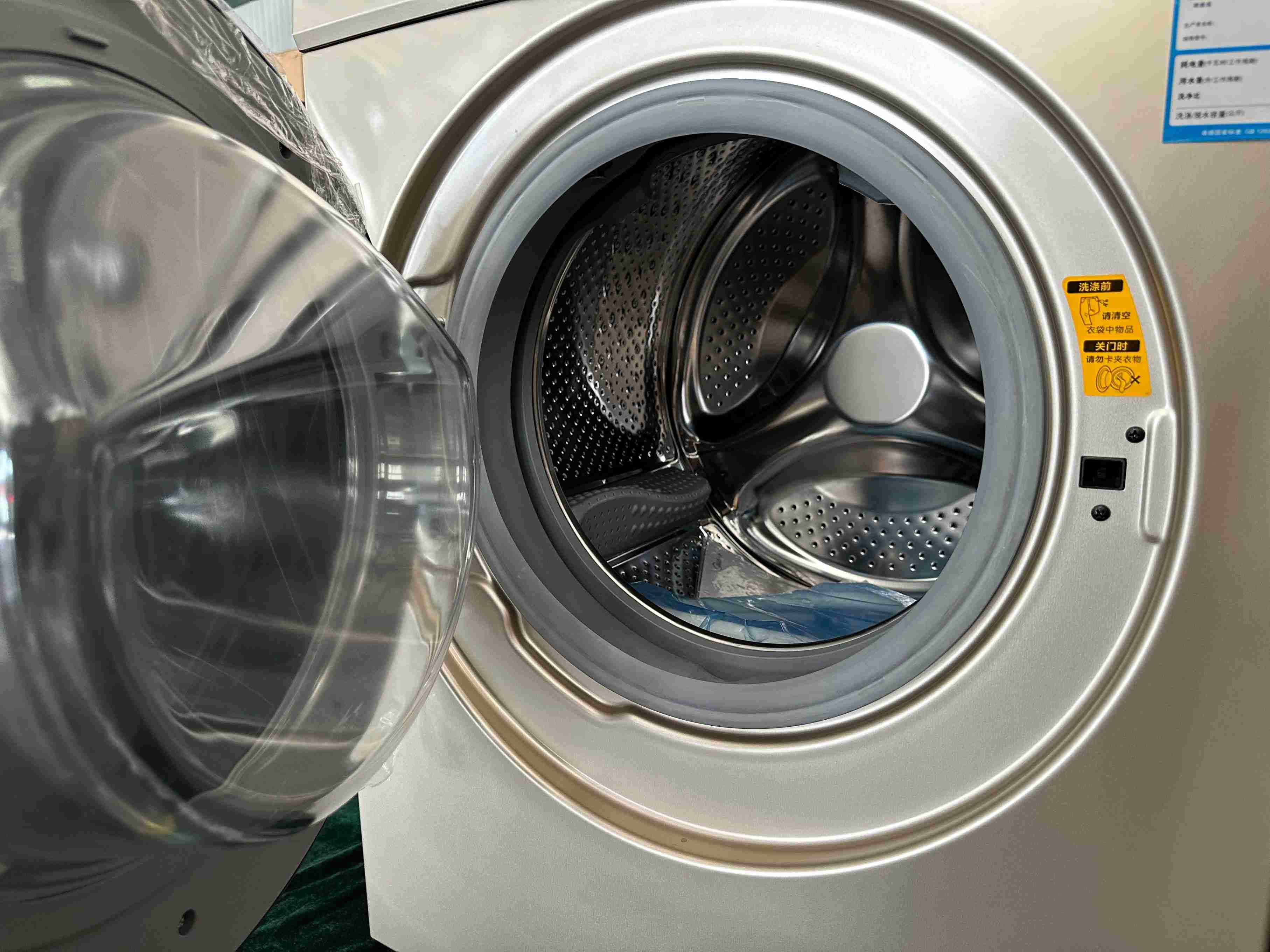 專案組民警查扣的洗衣機(jī)細(xì)節(jié)圖。人民網(wǎng)記者 郝萍攝