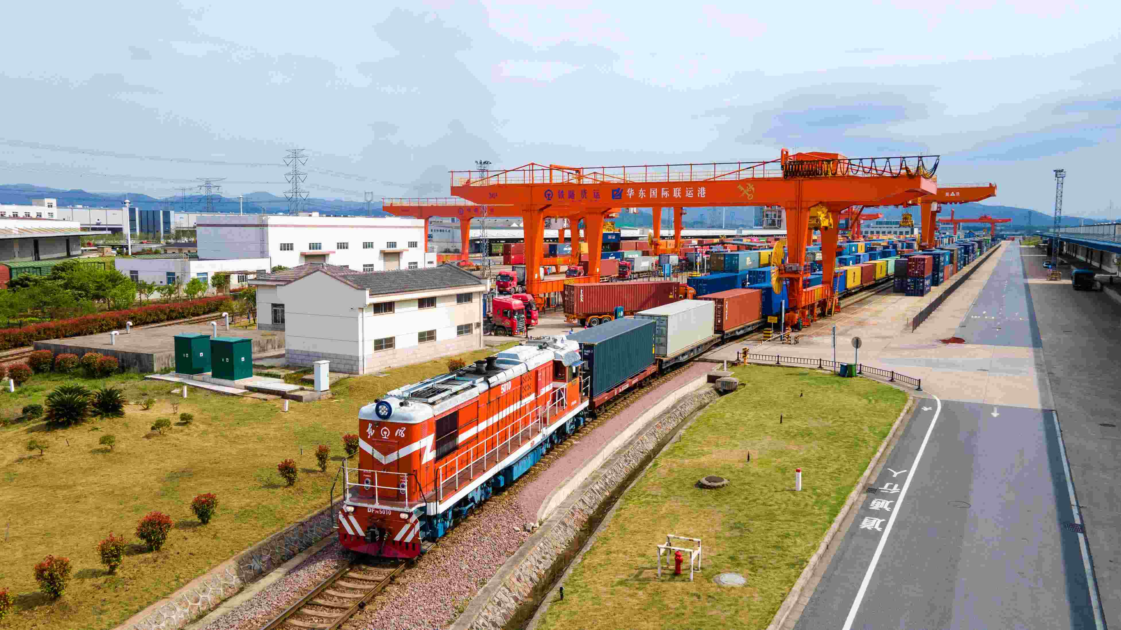 △2024年4月1日，浙江省金華華東國際聯(lián)運(yùn)港，一列中歐班列裝載110個(gè)標(biāo)箱日用百貨、電動(dòng)工具、機(jī)械裝備等貨物從鐵路金華南貨場啟程駛往匈牙利布達(dá)佩斯。