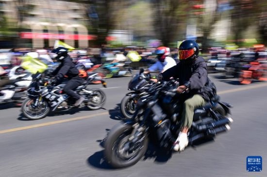 這是4月30日在新疆烏魯木齊市舉行的巡游活動上拍攝的摩托機車方陣。