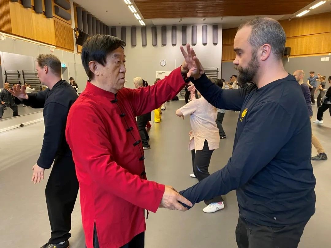 陳正雷老師親自示范指導。斯德哥爾摩中國文化中心供圖