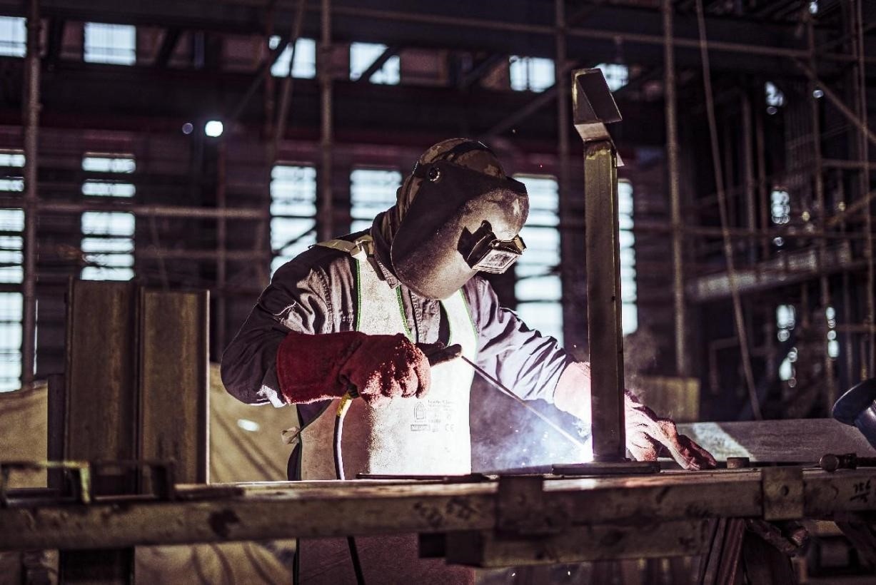 工人在沙特國王港項(xiàng)目現(xiàn)場進(jìn)行焊接操作。山東電建供圖