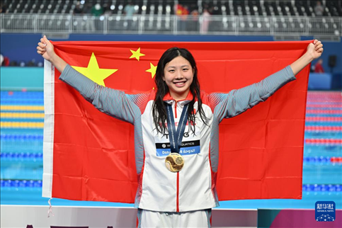 2024年2月13日，2024年世界游泳錦標(biāo)賽游泳項目女子100米蛙泳決賽在卡塔爾多哈舉行。圖為冠軍中國選手唐錢婷在頒獎儀式后慶祝。新華社記者 薛宇舸 攝