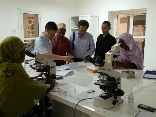 廣州中醫(yī)藥大學(xué)青蒿抗瘧援外醫(yī)療隊(duì)考察科摩羅國家瘧疾防治中心實(shí)驗(yàn)室。