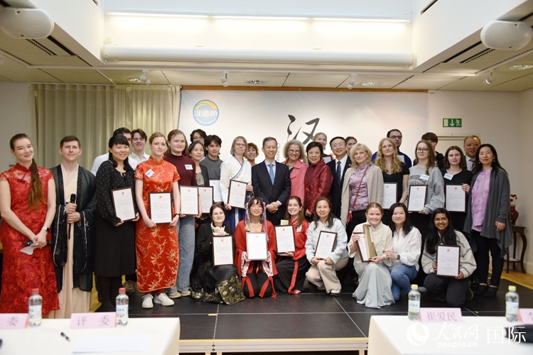 中國(guó)駐瑞典大使崔愛民、使館負(fù)責(zé)教育事務(wù)的黃立瓊參贊、預(yù)選賽評(píng)委老師和指導(dǎo)老師，以及所有獲獎(jiǎng)選手合影留念。人民網(wǎng)記者 殷淼攝