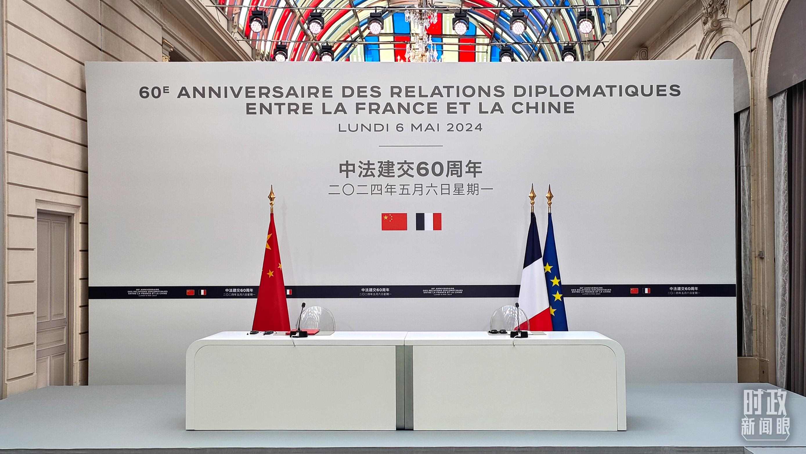 △習主席在巴黎愛麗舍宮同馬克龍總統(tǒng)會談后共同會見記者，這是會見開始前的現(xiàn)場。（總臺央廣記者劉會民拍攝）