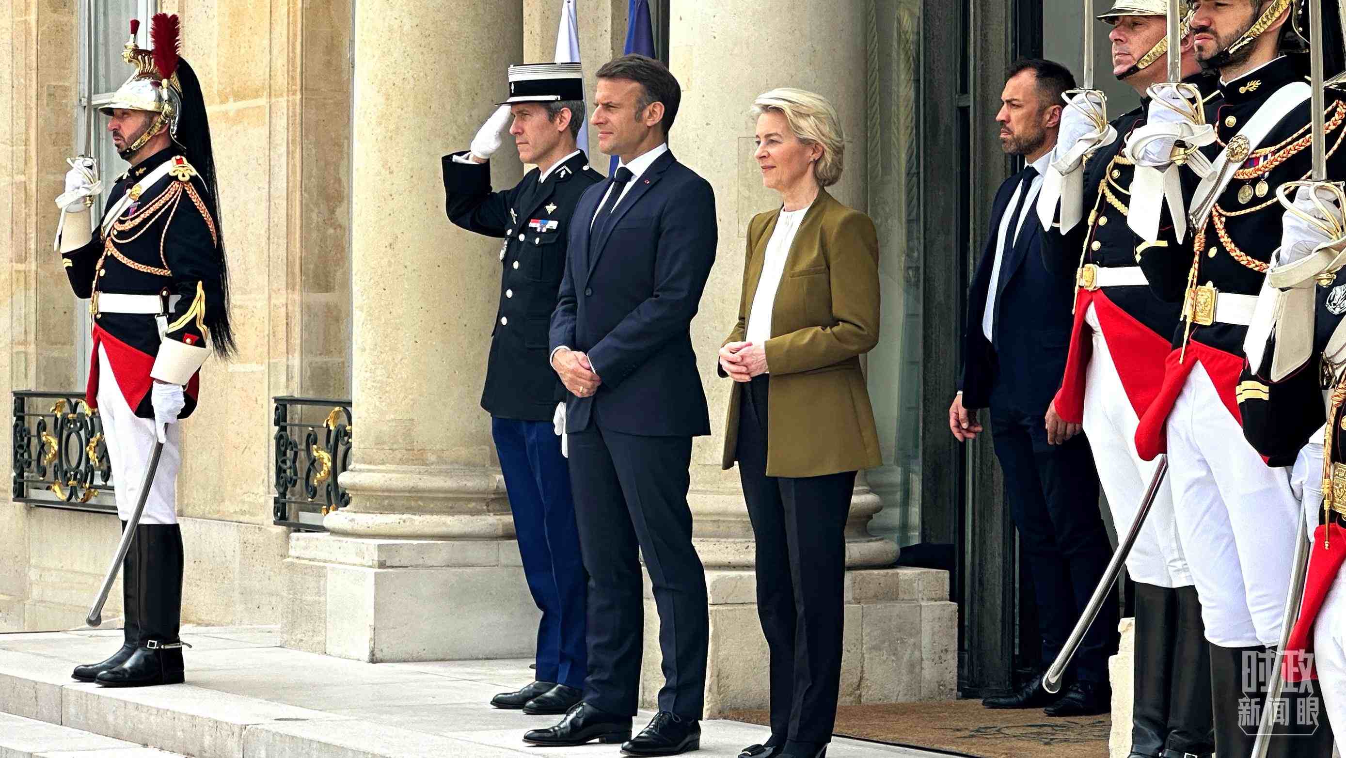 △中法歐領導人三方會晤后，馬克龍總統(tǒng)和馮德萊恩主席將習主席送至上車處。（總臺央視記者關舟拍攝）