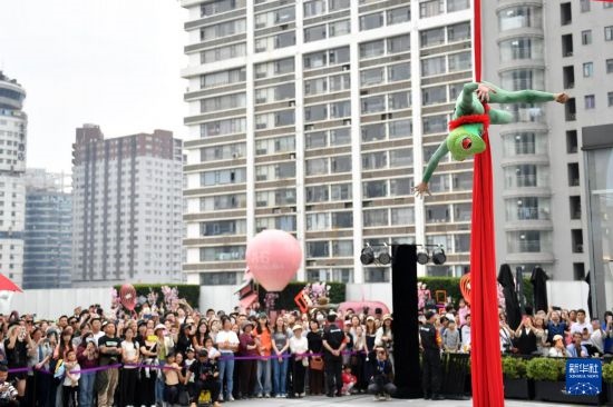 5月7日，演員在長(zhǎng)沙國(guó)金中心表演木偶劇。新華社記者 陳振海 攝