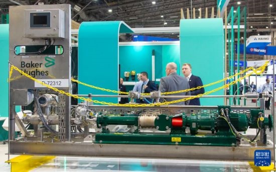 這是5月6日在美國休斯敦國際海洋油氣技術(shù)大會及設(shè)備展上拍攝的展示的裝備。新華社發(fā)（勞承躍攝）