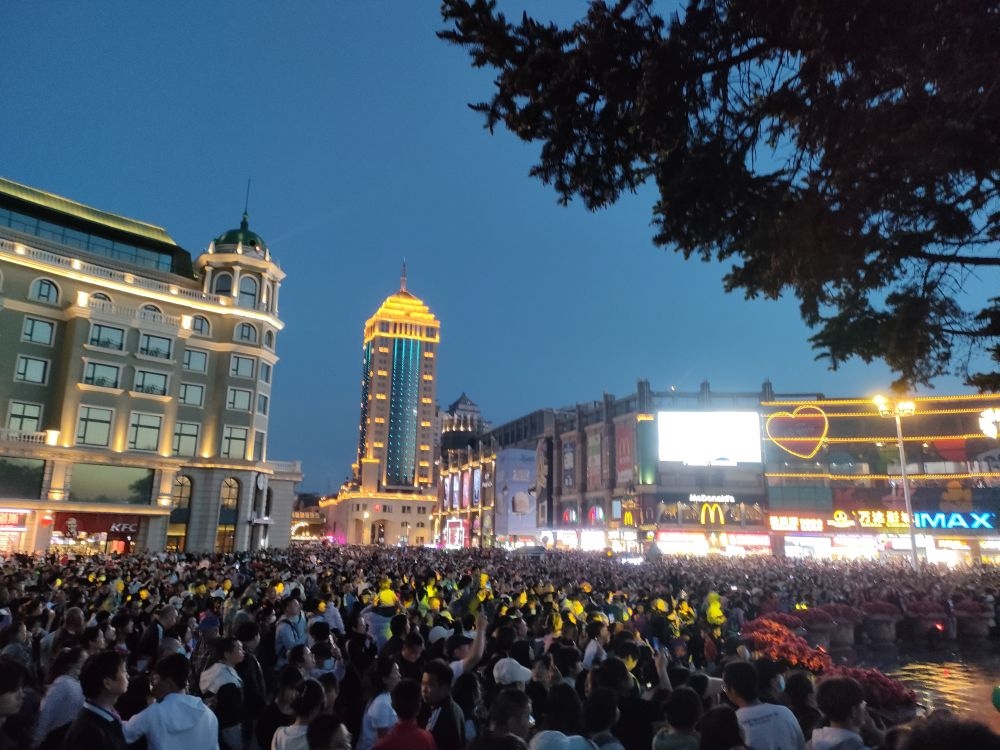 “五一”假期，哈爾濱松花江畔游人如織（2024年5月2日攝）。新華社記者 朱悅 攝