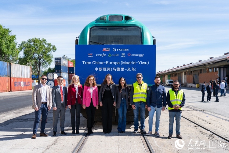 義新歐集團(tuán)合作伙伴德鐵貨運歐亞有限公司員工與紀(jì)念號班列合影留念。大衛(wèi)·阿瑪爾攝