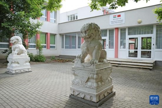 這是5月3日在匈牙利布達(dá)佩斯拍攝的匈中雙語(yǔ)學(xué)校校門(mén)。新華社記者 趙丁喆 攝