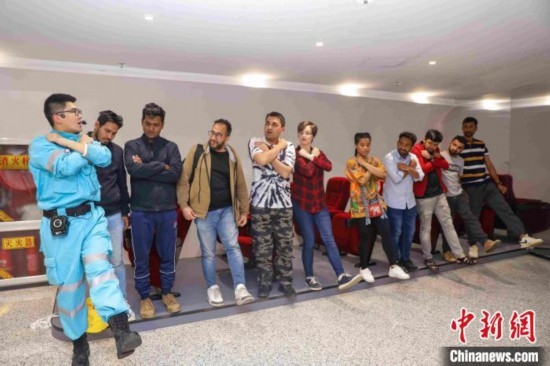 5月9日，工作人員指導(dǎo)留學(xué)生練習(xí)逃生技巧。張鷹 攝