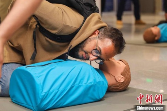 5月9日，留學(xué)生利用假人道具練習(xí)心肺復(fù)蘇技巧。張鷹 攝