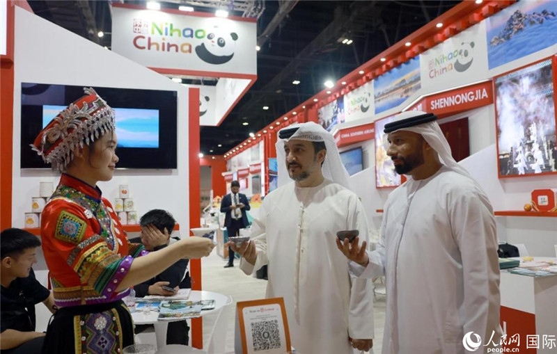 兩名阿聯(lián)酋觀眾在品嘗湖北名茶。人民網(wǎng)記者管克江攝