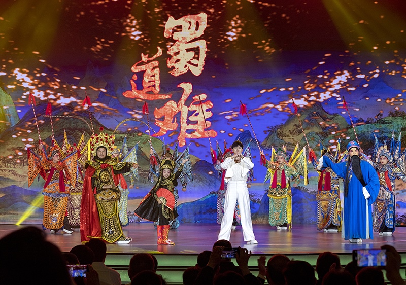 2023年10月13日，成都，“把青春華章寫在祖國(guó)大地上”大思政課網(wǎng)絡(luò)主題宣傳和互動(dòng)引導(dǎo)活動(dòng)在四川大學(xué)舉行。