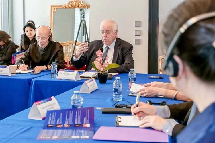 法蘭西科學(xué)院副院長、巴黎地理學(xué)會主席讓-羅伯特·馬里·皮特先生發(fā)言（圖片：中國傳媒大學(xué)