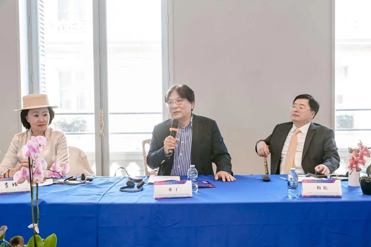 法中交流促進(jìn)會會長、作家、翻譯家、法國最高榮譽(yù)騎士勛章獲得者亞丁發(fā)言（圖片：中國傳媒大學(xué)