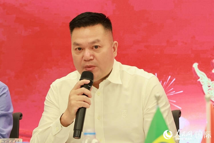 巴西和統(tǒng)會會長張小春在座談會上致辭。人民網(wǎng)記者 陳海琪攝