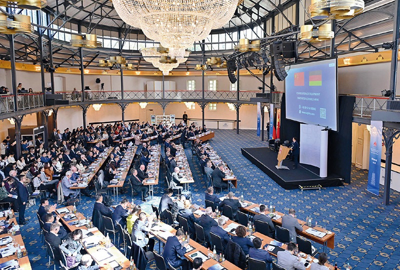 2024“投資中國”系列活動德國專場4月5日在巴登—符滕堡州首府斯圖加特市舉行，活動吸引德國工商界代表超300人參加。圖為當(dāng)日拍攝的活動現(xiàn)場。 新華社記者 任鵬飛/攝