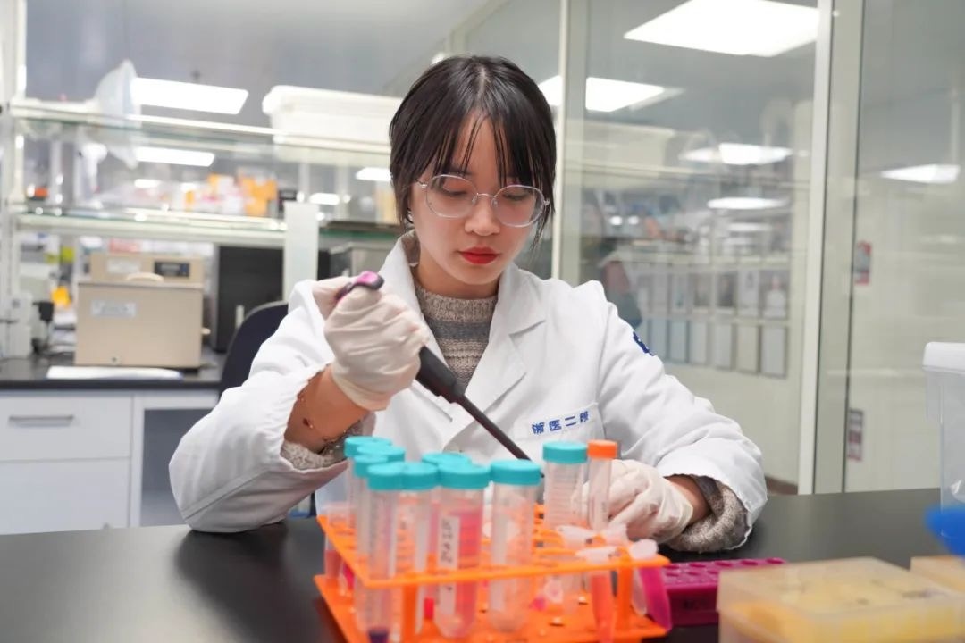 倪楚君在實驗中。浙江大學(xué)供圖